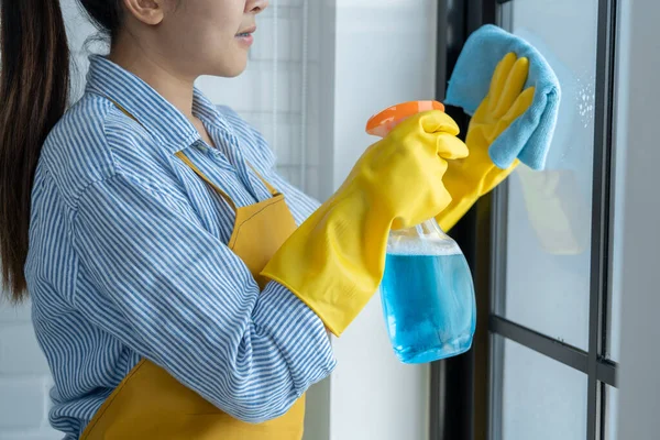 Ung Asiatisk Kvinna Ljusa Gula Handskar Tvätt Eller Rengöring Fönster — Stockfoto