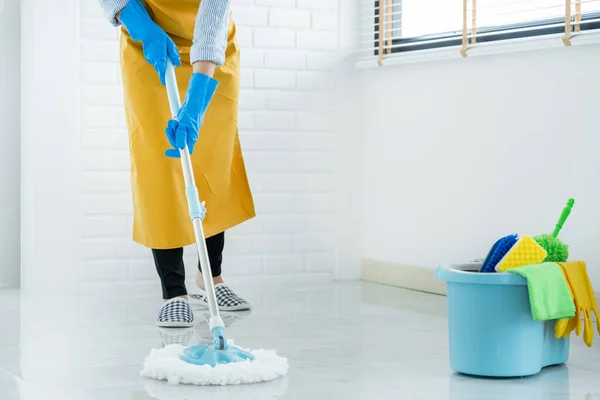 Junge Haushälterin Oder Putzfrau Mit Schutzhandschuhen Wischmopp Hauswirtschaftsreinigung — Stockfoto