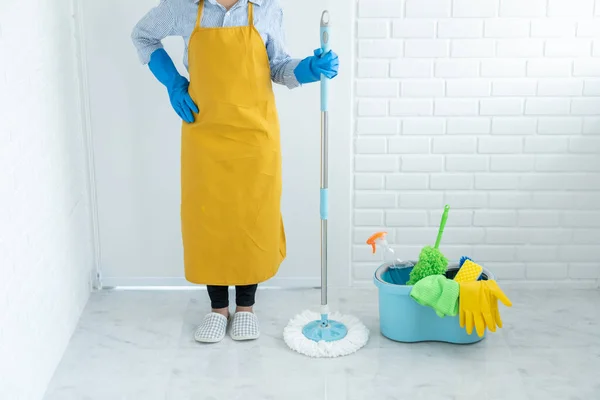 Haushälterin Mit Wischmopp Und Eimer Mit Reinigungsmitteln Für Die Fußbodenreinigung — Stockfoto