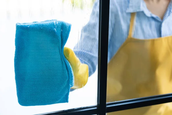 Joven Asiática Mujer Guantes Color Amarillo Brillante Lavado Limpieza Ventana —  Fotos de Stock