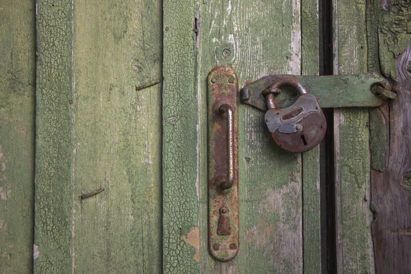 Velha porta de madeira com fechadura — Fotografia de Stock