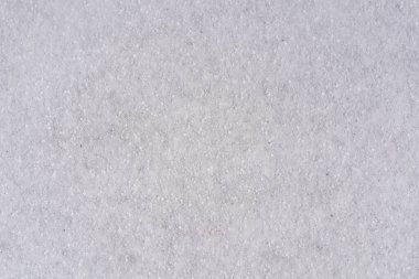 Gri tonda minimal tasarım için taze kar beyazı doğal doku deseninin arka planı. Kar taneleri ve büyük mısır gevrekleri. Metin için kopyalama alanı olan soyut kış yüzeyi kavramı