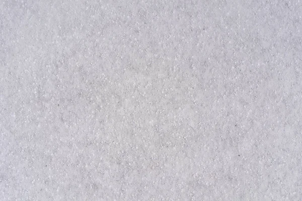 Φόντο από φρέσκο χιόνι λευκό φυσικό μοτίβο υφή για μινιμαλιστικό σχεδιασμό σε γκρι τόνο. Top view με νιφάδες χιονιού και μεγάλα δημητριακά. Έννοια της αφηρημένης χειμερινής επιφάνειας με αντιγραφή χώρου για κείμενο — Φωτογραφία Αρχείου