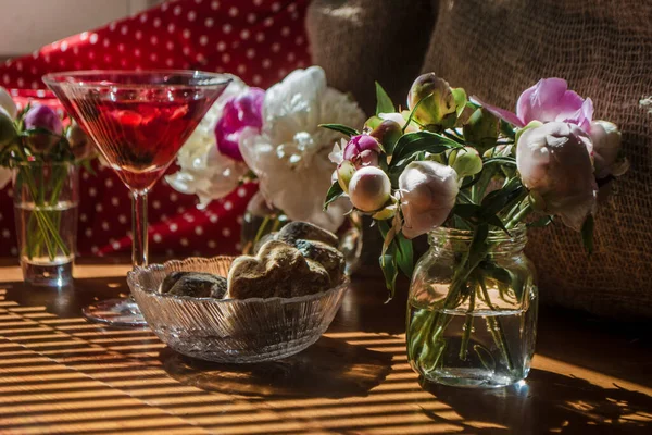 Feierliches Rustikales Stillleben Mit Einem Glas Roten Getränks Mit Kuchen — Stockfoto