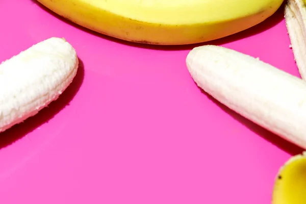Μπανάνες close up top view σε ροζ φόντο με αντίγραφο χώρο για κείμενο — Φωτογραφία Αρχείου