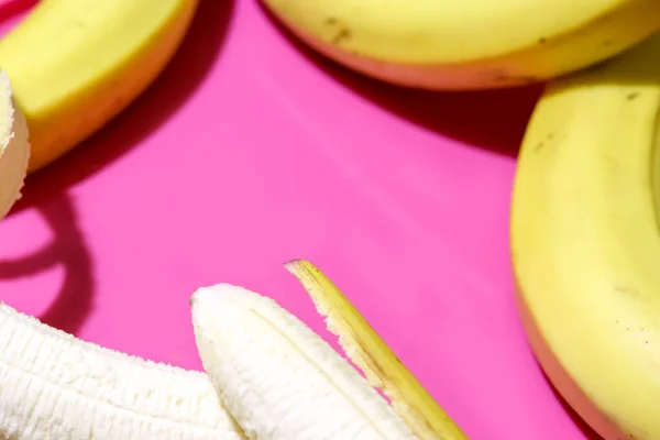 Μπανάνες close up top view σε ροζ φόντο με αντίγραφο χώρο για κείμενο — Φωτογραφία Αρχείου