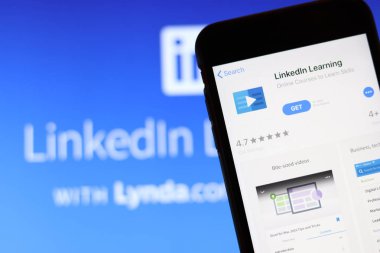 LinkedIn Learning simgesiyle cep telefonu ekranda LinkedIn web sitesini laptopta kapatın. Arka plan bulanık. Los Angeles, Kaliforniya, ABD - 9 Kasım 2019, Illustrative Editorial 