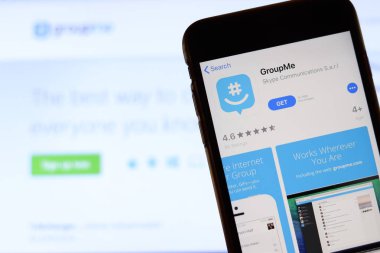 Groupme simgesinin olduğu cep telefonu bilgisayarda web sitesini kapat. Grup Me ile bulanık arkaplan. Los Angeles, California, Usa - 9 Kasım 2019, Illustrative Editorial