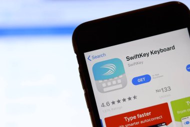Ekranda Swiftkey Klavye simgesiyle cep telefonu dizüstü bilgisayarda web sitesini kapatın. Swiftkey ile bulanık arkaplan. Los Angeles, California, Usa - 9 Kasım 2019, Illustrative Editorial
