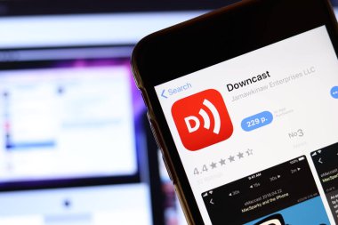 Ekranda Downcast uygulaması simgesi olan cep telefonu dizüstü bilgisayardaki web sitesini kapat. Downcast logosuyla bulanık arkaplan. Los Angeles, California, Usa - 9 Kasım 2019, Illustrative Editorial