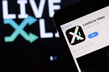 Ekranda Livexlive Video simgesi olan cep telefonu dizüstü bilgisayardaki web sitesini kapat. Geçmişi bulanık ve Livexlive logosu var. Los Angeles, California, Usa - 9 Kasım 2019, Illustrative Editorial