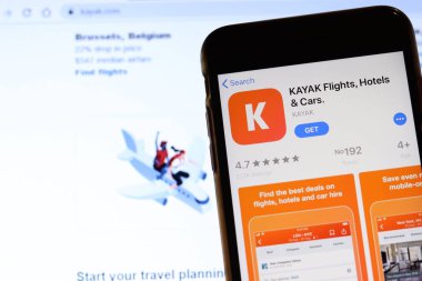 Kayak uygulaması simgesi olan cep telefonu ekranda dizüstü bilgisayardaki web sitesini kapatın. Kayak 'ın geçmişi bulanık. Los Angeles, California, Usa - 9 Kasım 2019, Illustrative Editorial