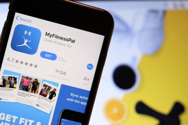 Bilgisayarında bulanık web sitesi olan Myfitnesspal uygulaması simgesi olan cep telefonu ekranda. Los Angeles, California, Usa - 9 Kasım 2019, Illustrative Editorial