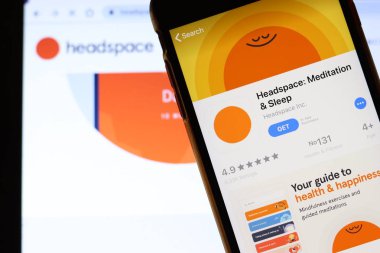 Bilgisayarında Headspace Meditasyon ve Uyku simgesi olan cep telefonu. Los Angeles, California, Usa - 9 Kasım 2019, Illustrative Editorial