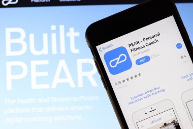 Ekranda Pear simgesi olan cep telefonu dizüstü bilgisayardaki web sitesini kapat. Pear 'ın kişisel fitness koçu ile geçmişi bulanık. Los Angeles, California, Usa - 9 Kasım 2019, Illustrative Editorial