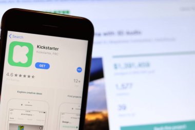 Kickstarter simgesinin olduğu cep telefonu ekranda dizüstü bilgisayardaki web sitesini kapat. Kickstarter ile bulanık arkaplan. Los Angeles, California, Usa - 9 Kasım 2019, Illustrative Editorial