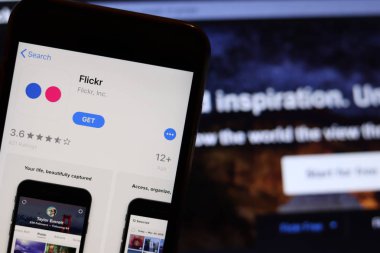 Ekranda Flickr uygulama simgesi olan cep telefonu dizüstü bilgisayardaki web sitesini kapat. Flickr ile bulanık arkaplan. Los Angeles, California, Usa - 9 Kasım 2019, Illustrative Editorial