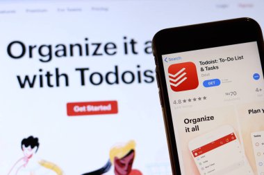 Ekranda Todoist simgesi olan cep telefonu dizüstü bilgisayardaki web sitesini kapat. Yapılacaklar listesi ile bulanık arkaplan. Los Angeles, California, Usa - 9 Kasım 2019, Illustrative Editorial