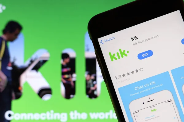 Мобильный Телефон Иконкой Магазина Приложений Kik Экране Крупным Планом Сайтом — стоковое фото