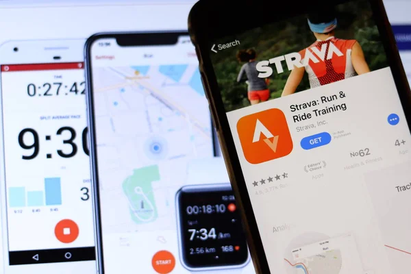 Ekranda Strava simgesi olan cep telefonu dizüstü bilgisayardaki web sitesini kapat. Strava ile bulanık arkaplan: İtunes üzerinde çalıştır ve sür. Los Angeles, California, Usa - 9 Kasım 2019, Illustrative Editorial