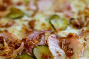 Peynirli, salatalıklı, jambonlu ve pastırmalı sulu soslar. Metin için arkaplan, kopyalama alanı. Bulanık arkaplan