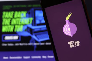 Los Angeles, California, Usa - 21 Kasım 2019: Telefon ekranında Tor Browser logosu, bulanık arkaplanda dizüstü bilgisayarda ikon, Illustrative Editorial