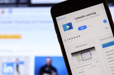 Los Angeles, California, Usa - 21 Kasım 2019: Linkedin Learning logosu telefon ekranında bulanık arkaplanda dizüstü bilgisayarla birlikte, Illustrative Editorial