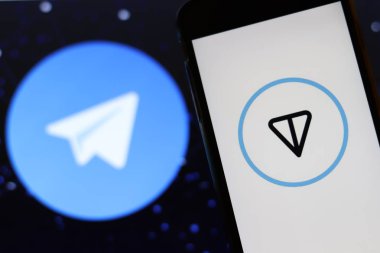 Los Angeles, California, Usa - 21 Kasım 2019: Telefon ekranında ton logosu ve bulanık arka planda dizüstü bilgisayarda ikon, İllüstrasyon Editörü