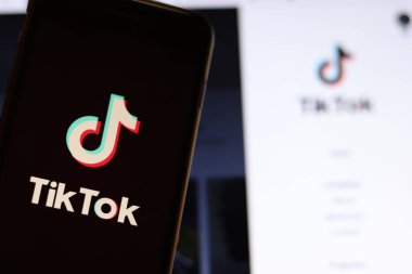 Los Angeles, California, Usa - 21 Kasım 2019: Telefon ekranında Tiktok logosu ve bulanık arka planda dizüstü bilgisayarda ikon, Illustrative Editorial