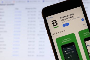 Los Angeles, California, Usa - 21 Kasım 2019: Telefon ekranında Bitstamp logosu ve bulanık arkaplanda dizüstü bilgisayarda ikon, Illustrative Editorial