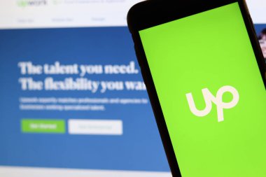 Los Angeles, California, Usa - 21 Kasım 2019: Telefon ekranında yükseltme logosu ve bulanık arka planda dizüstü bilgisayarda ikon, İllüstrasyon Editörü
