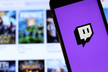 Los Angeles, California, Usa - 21 Kasım 2019: Telefon ekranında Twitch TV logosu ve bulanık arka planda dizüstü bilgisayarda ikon, Illustrative Editorial