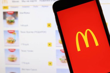 Los Angeles, California, Usa - 21 Kasım 2019: Telefon ekranında McDonalds logosu ve bulanık arka planda dizüstü bilgisayarda ikon, Illustrative Editorial