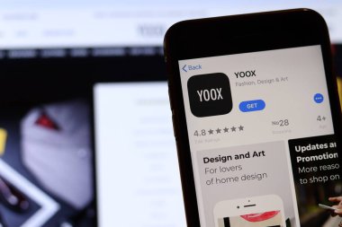 Los Angeles, California, Usa - 26 Kasım 2019: Bulanık arkaplanda logosu olan Yoox simgesi