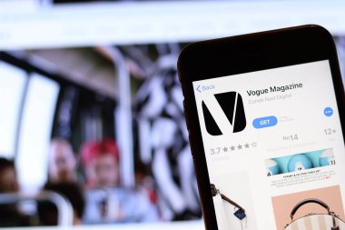Los Angeles, California, Usa - 26 Kasım 2019: Vogue Magazine simgesi telefon ekranında bulanık arkaplan logosu, Illustrative Editorial