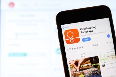 Los Angeles, California, Usa - 26 Kasım 2019: Couchsurfing Travel App simgesi telefon ekranında bulanık arkaplan logosu, Illustrative Editorial