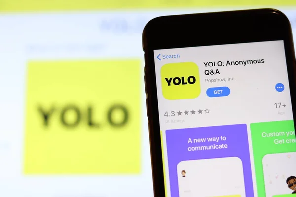 Лос-Анджелес, Калифорния, США - 26 ноября 2019 года: иконка приложения Yolo на экране телефона с логотипом на размытом фоне, строгий дизайн — стоковое фото