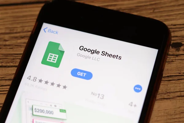 Лос-Анджелес, штат Калифорния, США - 26 ноября 2019 года: Страница Google Sheets App Store закрывается на вид сверху, как будто ее нет. — стоковое фото