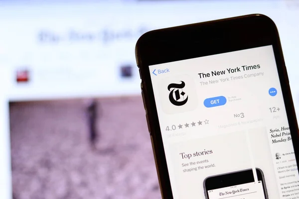 Los angeles, kalifornien, usa - 26. november 2019: das new york times-symbol auf dem handybildschirm mit logo auf verschwommenem hintergrund, illustrative redaktion — Stockfoto