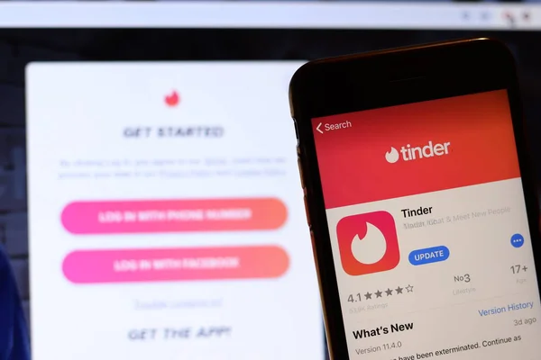 Los Angeles, Kalifornien, Usa - 26 november 2019: Tinder ikon på telefonskärmen med logotyp på suddig bakgrund, Illustrativ Redaktionell — Stockfoto