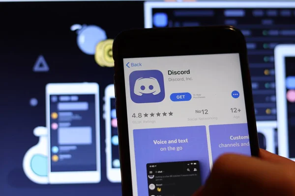 Los Angeles, California, Usa - 26 november 2019: Discord icoon op telefoonscherm met logo op wazige achtergrond, Illustratief redactioneel — Stockfoto