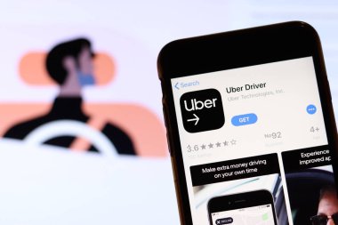 Los Angeles, California, Usa - 27 Kasım 2019: Cep telefonu ekranındaki Uber Sürücü uygulaması simgesi laptopta bulanık web sitesi, İllüstrasyon Editörü