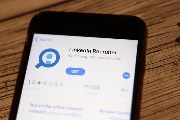 Los Angeles, California, USA - 27 November 2019: LinkedIn Recruiter App Store page close up, Illustrative Editorial — Stock Photo, Image