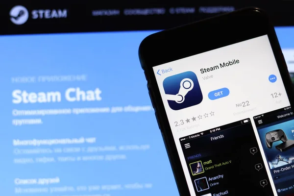 Los Angeles, Califórnia, EUA - 28 de novembro de 2019: ícone do aplicativo Steam Mobile na tela do celular com logotipo no laptop em fundo embaçado, Editorial Ilustrativo — Fotografia de Stock