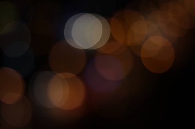 Parlak ışık çemberleriyle karanlık sokak arkaplanı. Kopyalama alanı ile soyut kavram