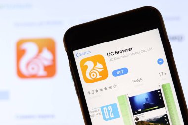 Los Angeles, California, Usa - 28 Kasım 2019: Cep telefonu ekranında Uc Tarayıcı uygulaması simgesi ve bulanık arkaplanlı dizüstü bilgisayarında logo, Illustrative Editorial
