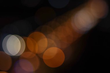 Night City Caddesi 'nde. Işık çemberleri olan karanlık bir arka plan. Boşluğu kopyala