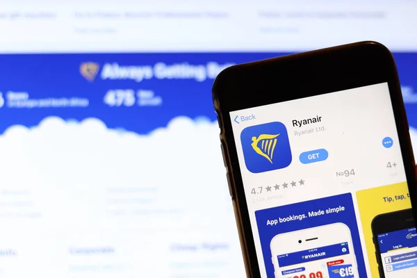 Los Ángeles, California, EE.UU. - 26 de noviembre de 2019: Icono de la aplicación Ryanair en la pantalla del teléfono con el logotipo en el fondo borroso, Editorial ilustrativo —  Fotos de Stock
