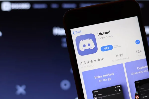 Los Angeles, California, USA - 26 November 2019: Discord app icon on phone screen with logo on blurry background, Illustrative Editorial — Stock Photo, Image