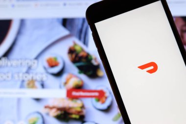 Los Angeles, California, Usa - 21 Kasım 2019: Telefon ekranında Doordash logosu ve bulanık arka planda dizüstü bilgisayarda ikon, Illustrative Editorial